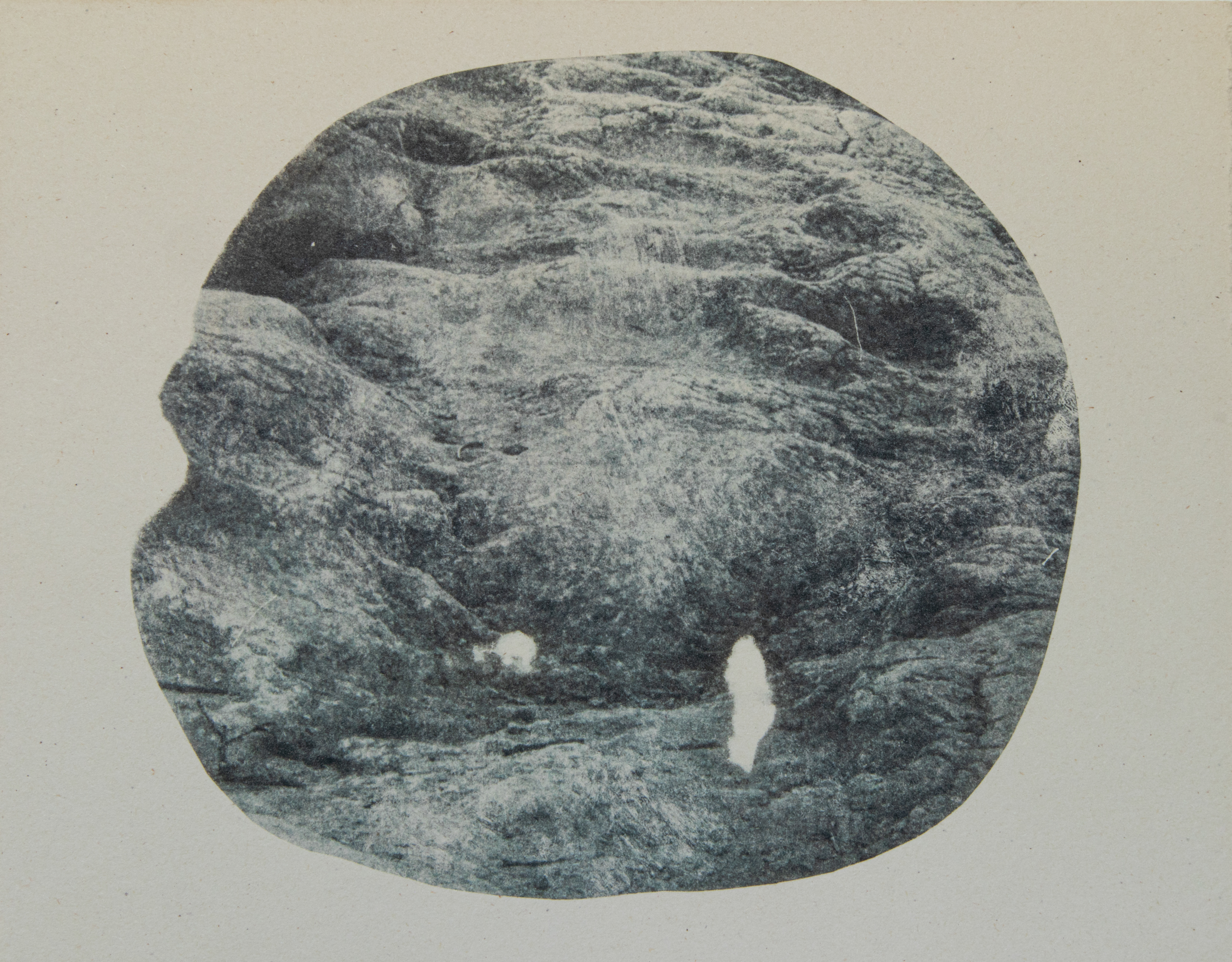 Geoformas pulsantes (2023) Fototransfer sobre papel batería. 21 x 81 cm (tríptico)